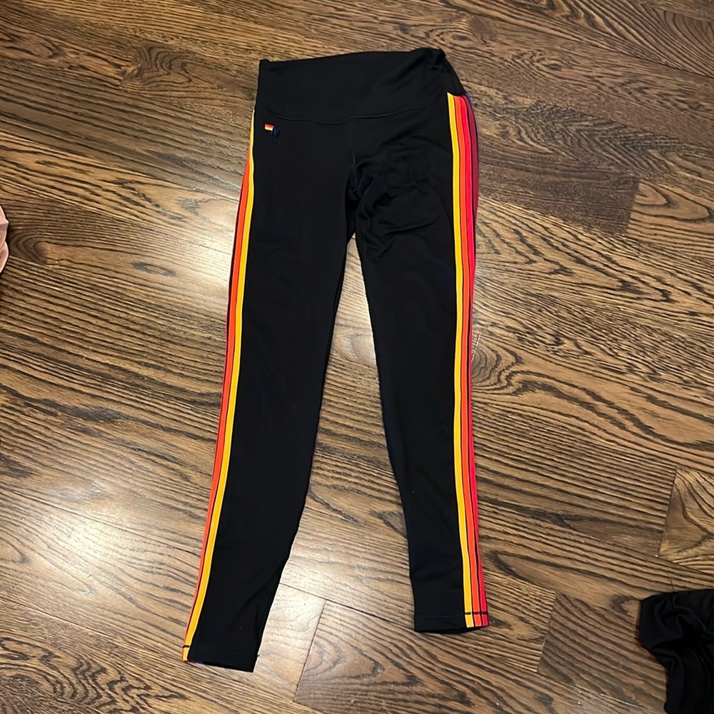 Like new FULL LENGTH HI-RISE 5 STRIPE LEGGINGS - BLACK sz small !!!